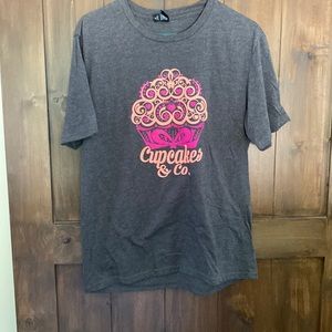E752 Cupcakes & Co T-shirt NWOT on district tee great quality